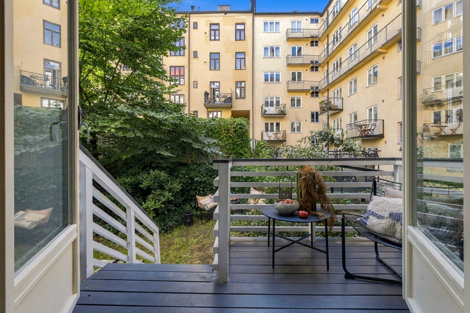 Terrasse vendt mot bakgård og direkte tilgang til hageflekk (fellesareal). Galleribilde