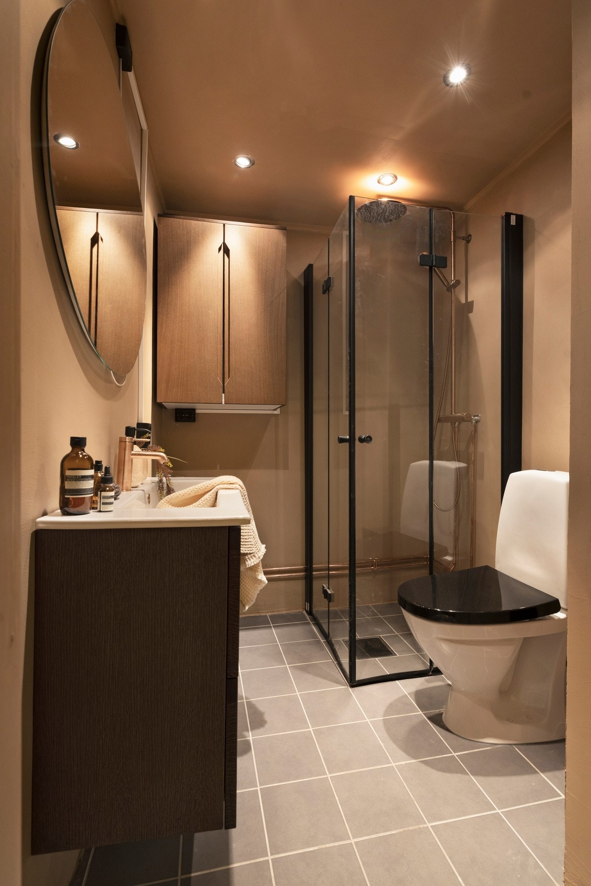 Badet er et pent og flislagt med en behagelig gulvvarme. Galleribilde