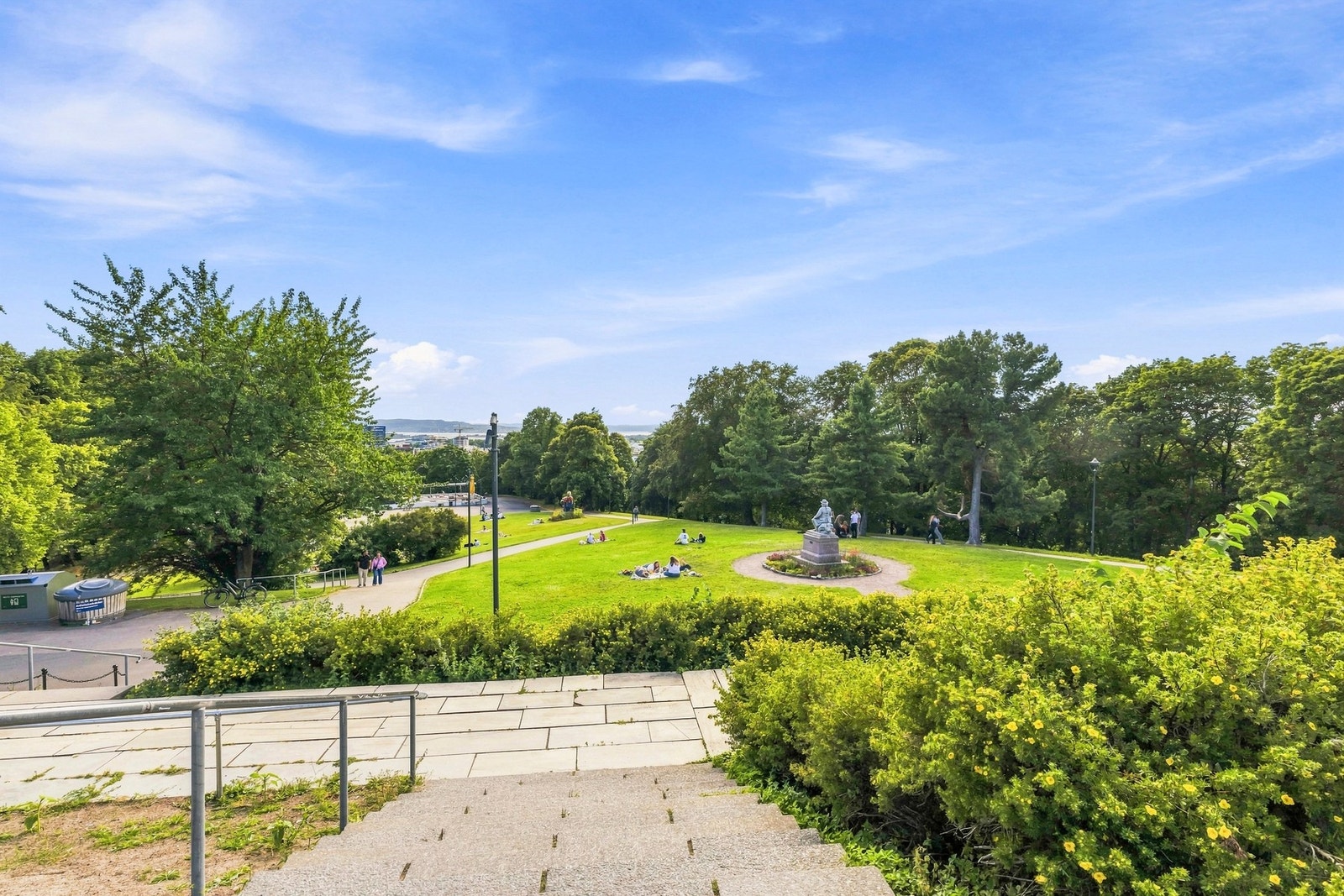 St.Hanshaugen park byr på vakre turstier, store gressarealer, andedam, sitteplasser, Tuftepark og flotte utsiktspunkter over byen og fjorden. Galleribilde