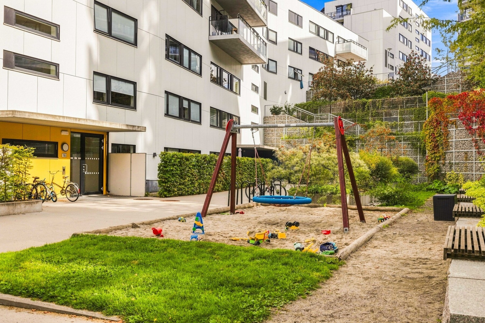 Lekeplassen i bakgården Galleribilde