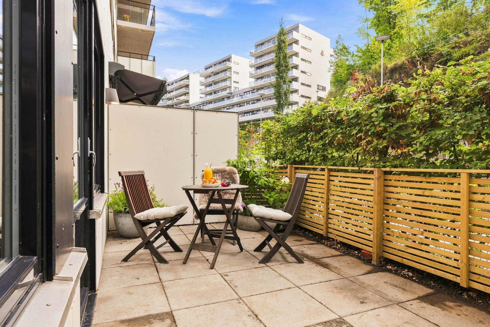 Denne markterrassen vender mot sør-øst, så her får du formiddagssolen. Du får altså en markterrasse med formiddagssol, og en med ettermiddagssol i denne boligen! Det beste av begge verdener! Galleribilde