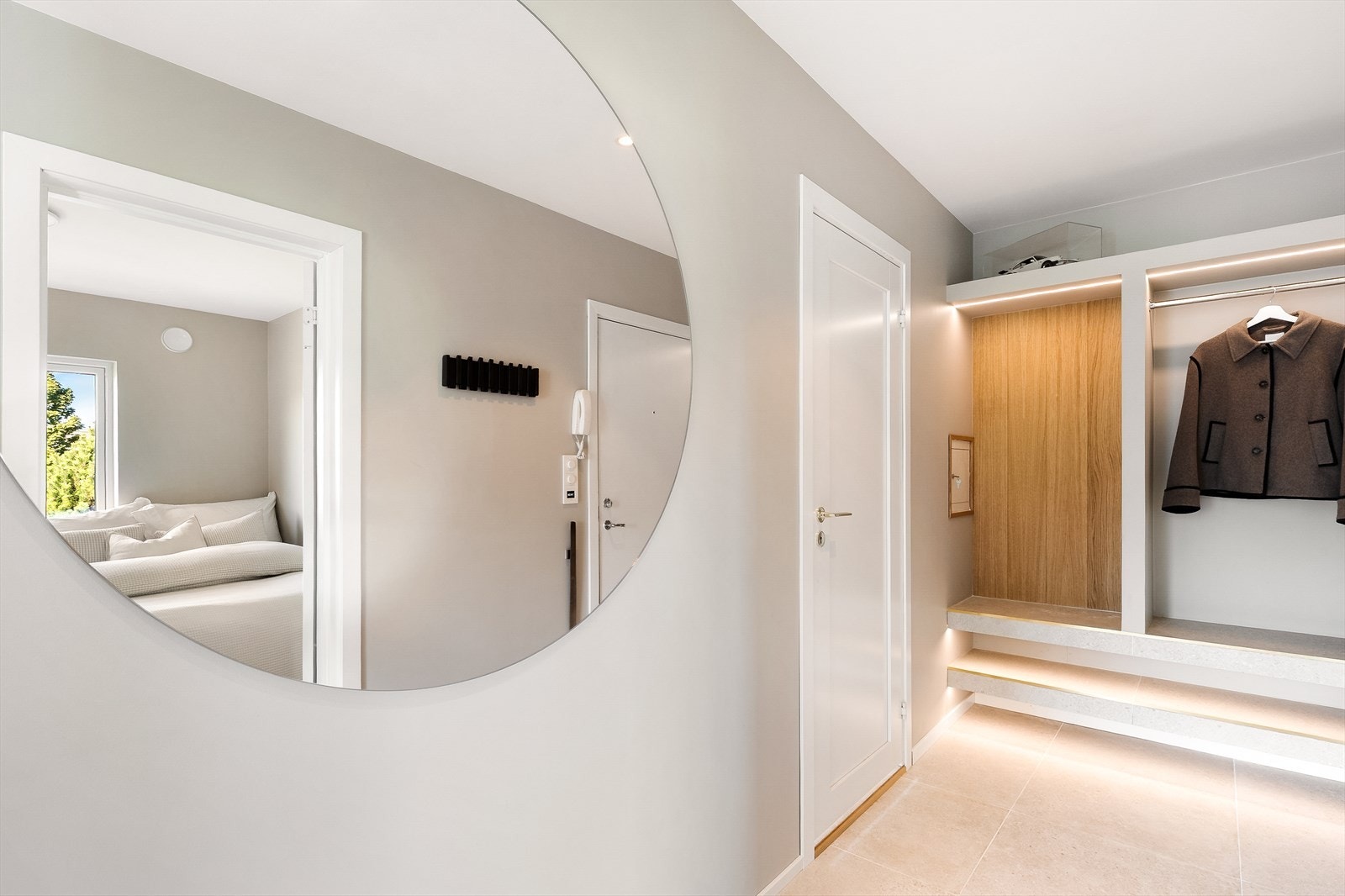 Gangen knytter rommene sammen og har slette, nymalte veggflater og downlights i taket. Galleribilde