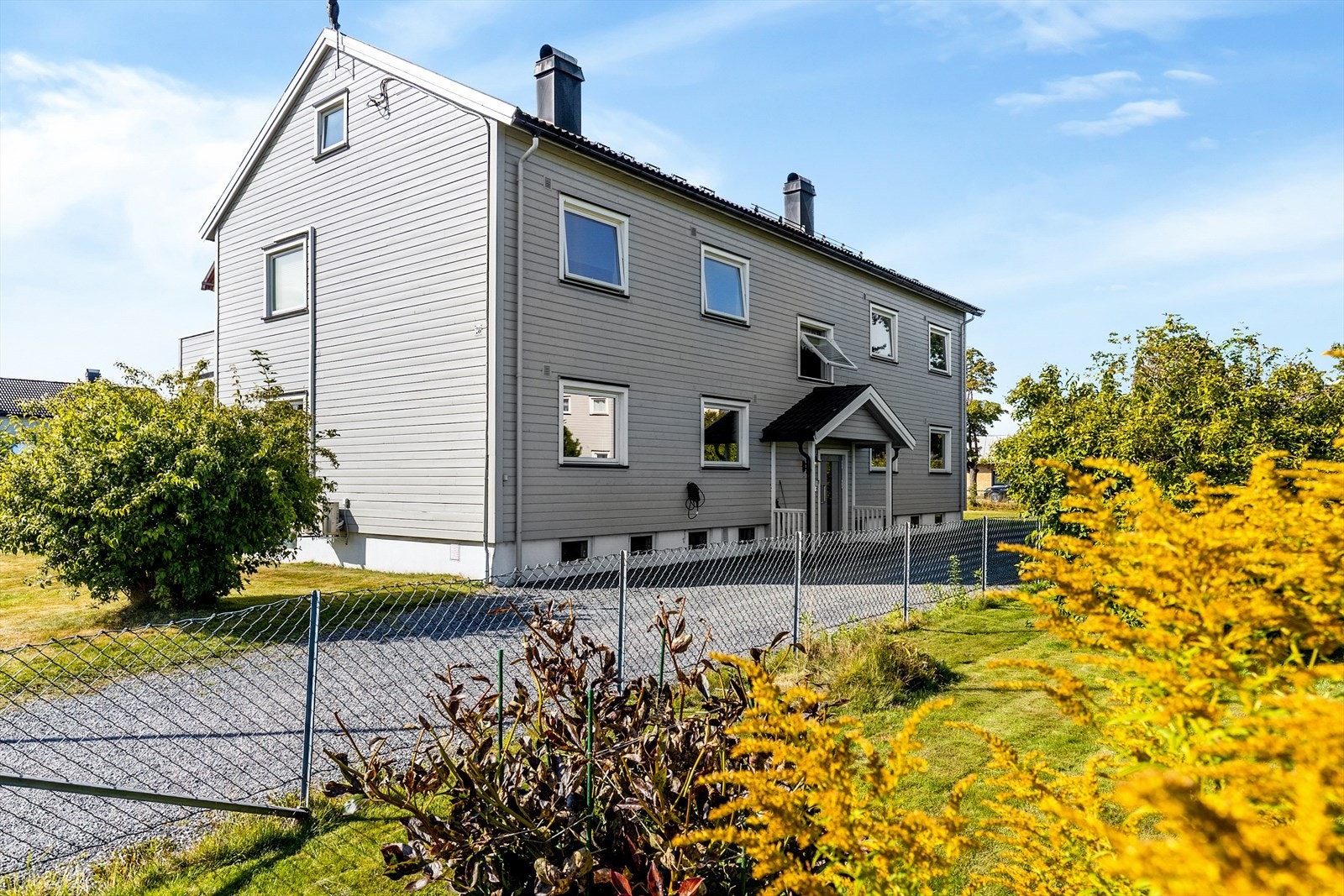 Boligen ligger sentralt og attraktivt til på Gimsøy, med Gimsøy ungdomsskole og dagligvareforretninger i umiddelbar nærhet. Kort vei også til barnehager og barneskole, samt Skien videregående skole på Klosterøya. Galleribilde