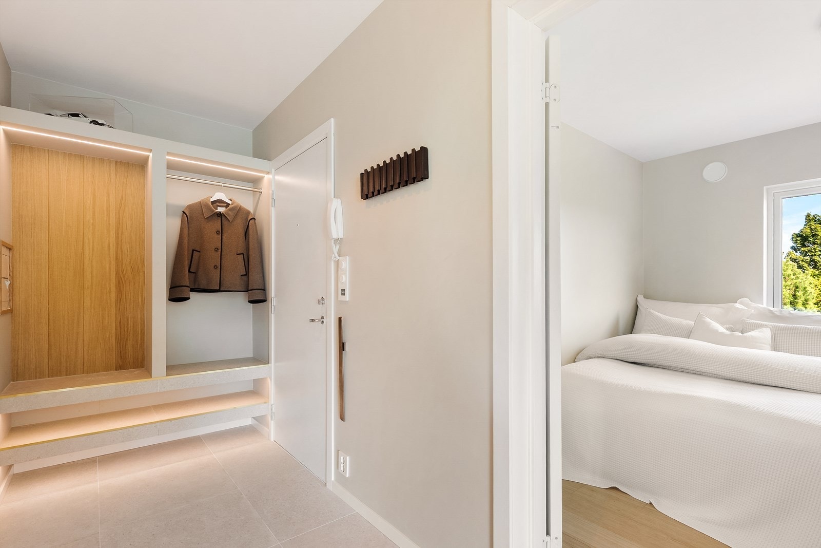 Entréen har flislagt gulv med behagelig gulvvarme og nedsenket himling med innfelte downlights. Galleribilde