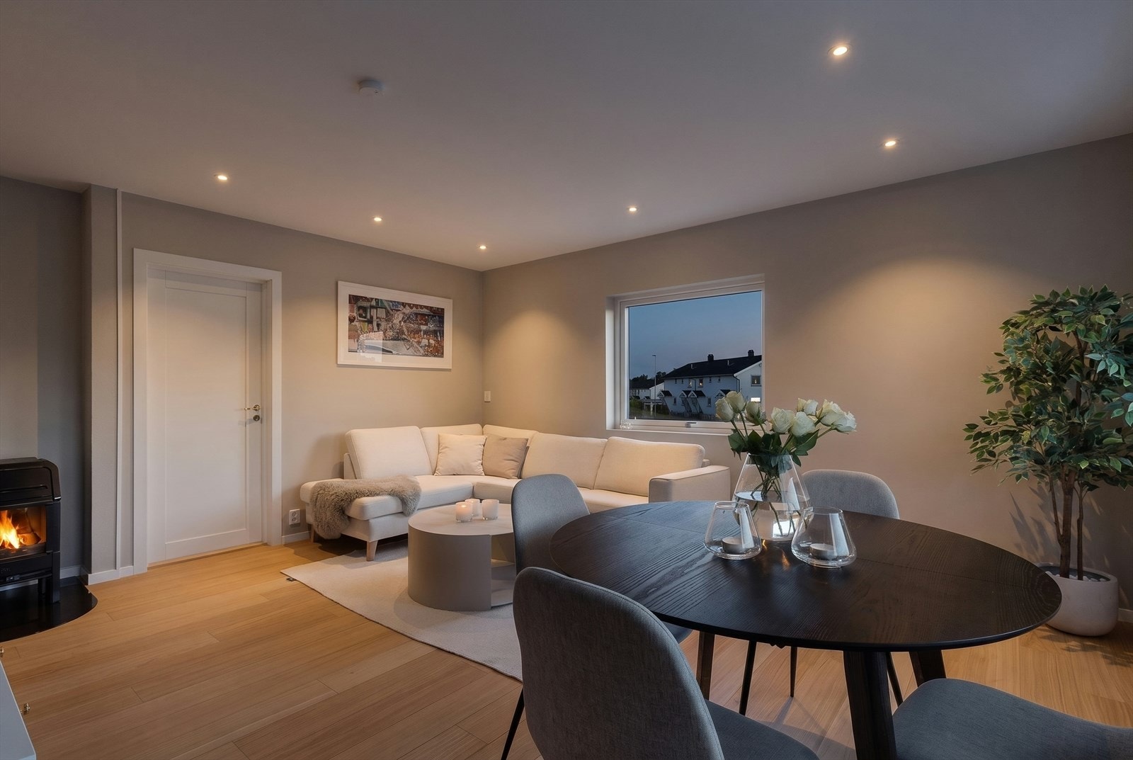 Downlights i himlingen og flammer fra vedovnen skaper en lun stemning i kveldstimene. (Bildet er redigert, faktiske lysforhold kan variere.) Galleribilde
