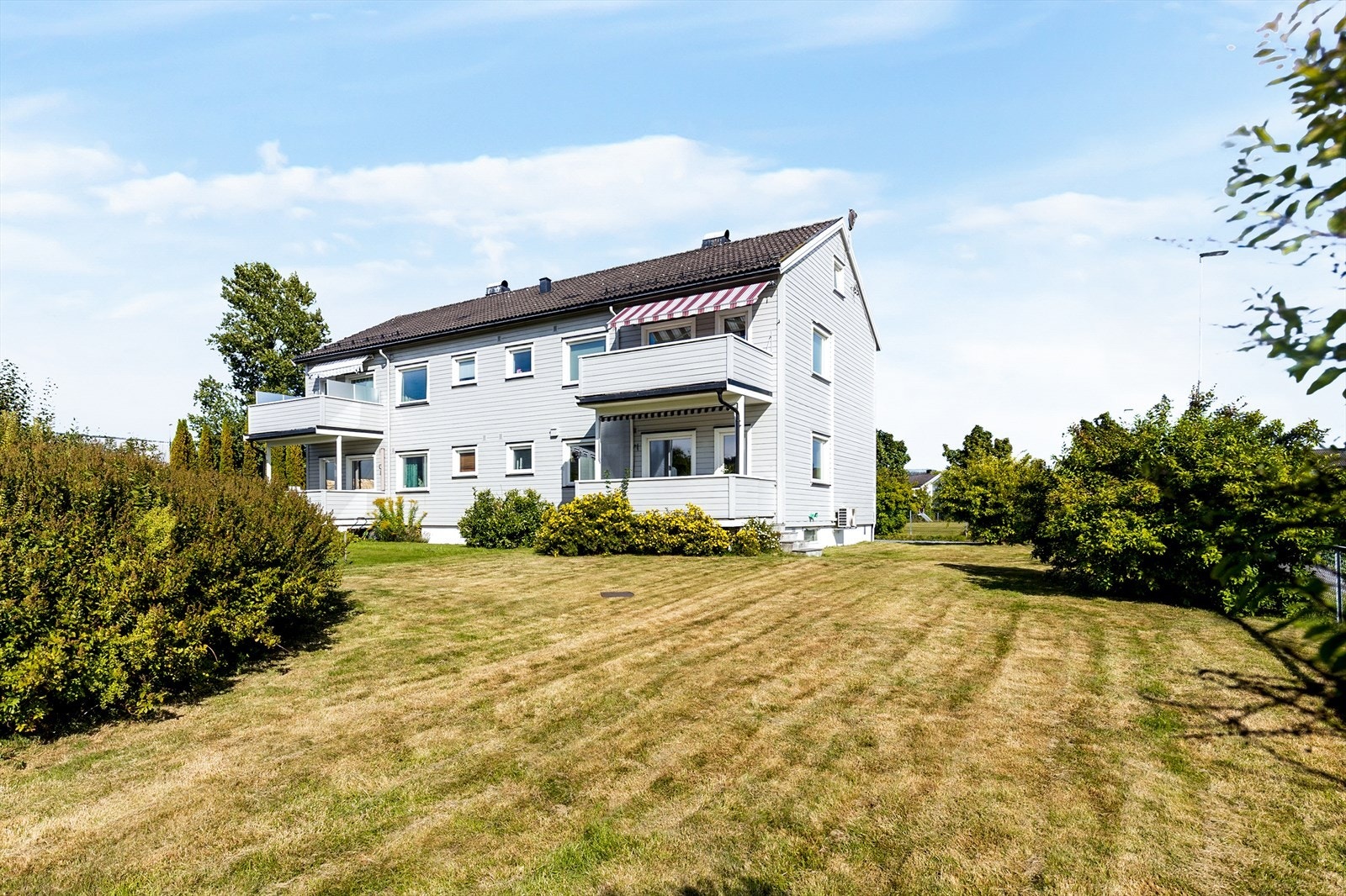 Leiligheten disponerer en egen hagedel med gressplen like nedenfor verandaen. Galleribilde