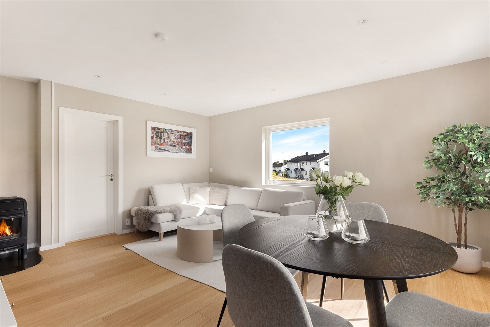 Den åpne planløsningen gir god plass til både spisebord og en romslig sofagruppe. Galleribilde