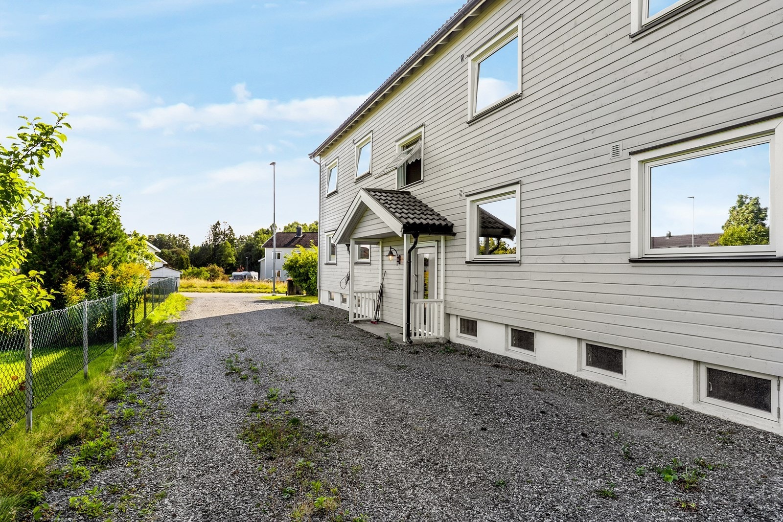 Gangavstand til Herkules kjøpesenter med et rikt utvalg av butikker, kafeer og dagligvareforretningen Meny. Gode bussforbindelser både i retning Skien sentrum og i retning Porsgrunn fra Ulefossvegen og Grogata. Galleribilde