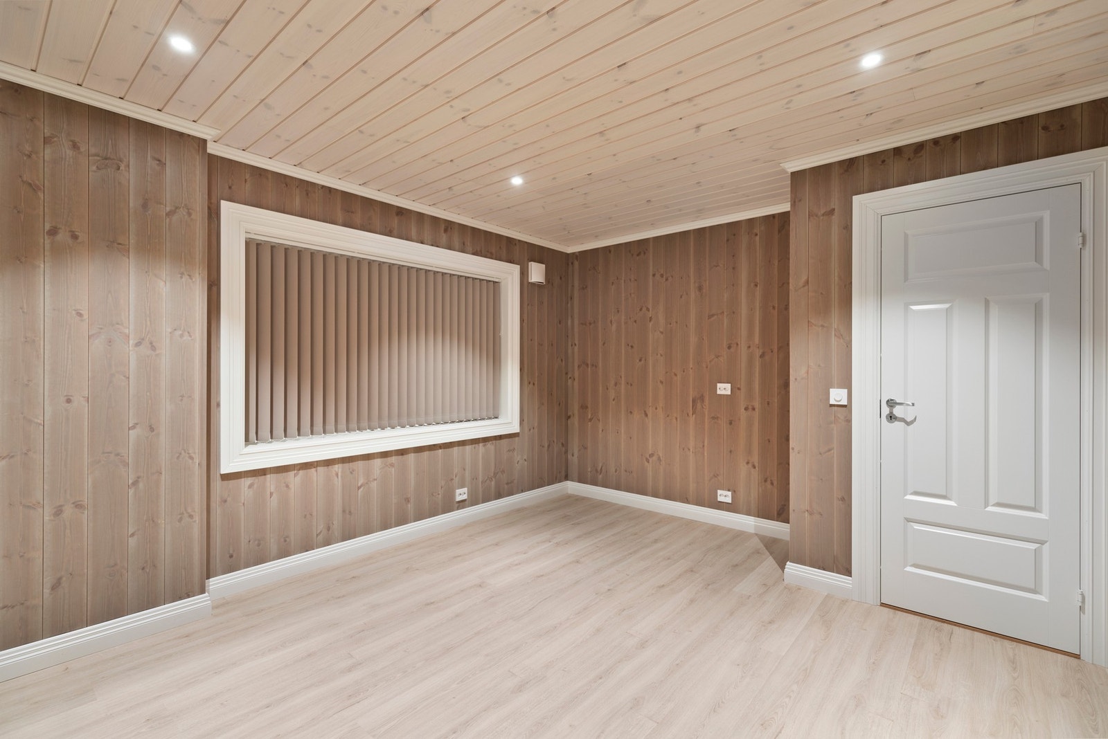 Soverom nr. 1 med downlights, og god plass til garderobe Galleribilde