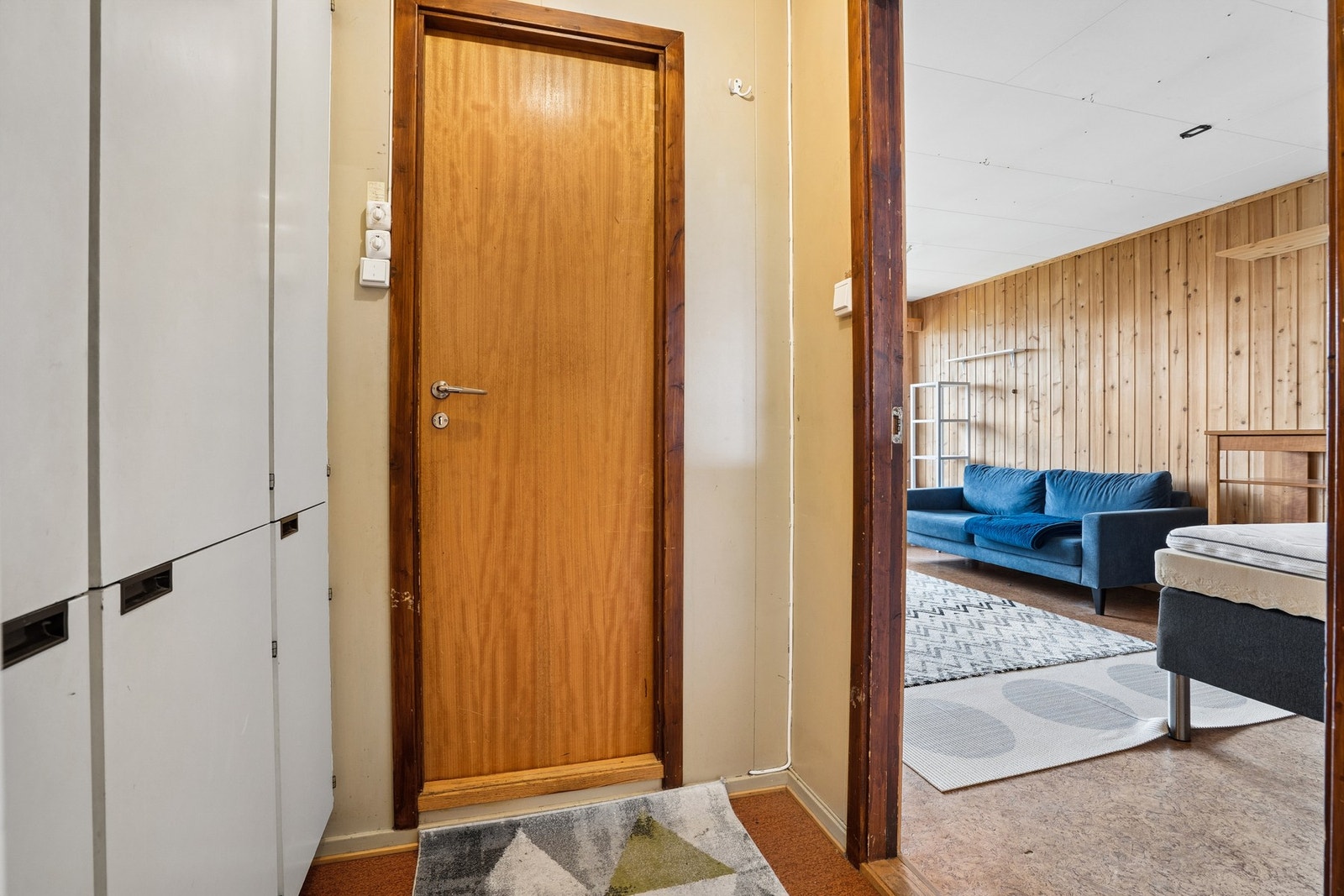 Fra entreen er det direkte adkomst inn til stuen og dør til baderommet. Galleribilde