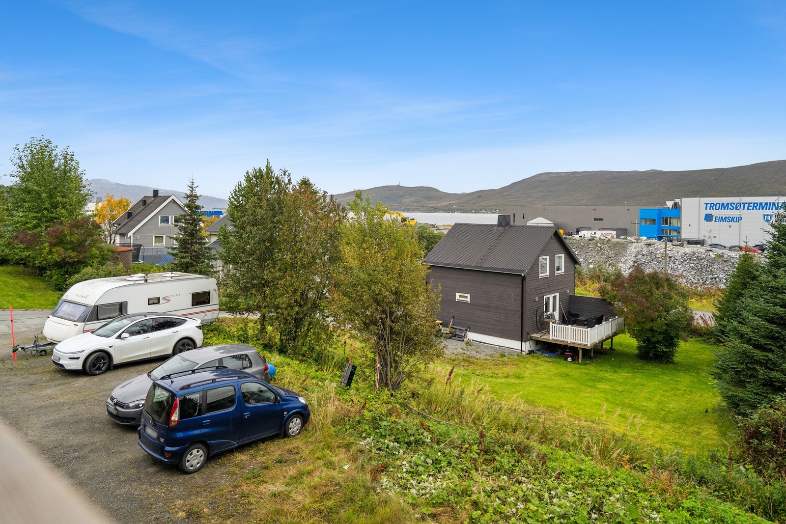 Fra eiendommen er det utsikt over Tromsøysundet og fastlandet. Galleribilde