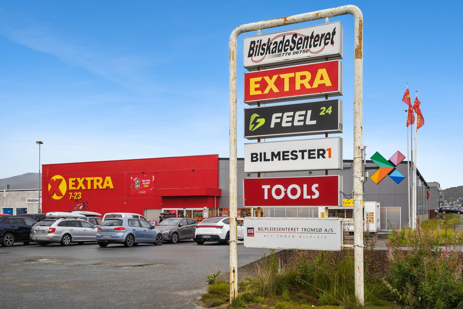 Dagligvarehandelen gjøres enkelt til fots på Coop Extra Isrenna eller Coop Extra Stakkevollan. Det er også kort vei til treningssenter. Galleribilde
