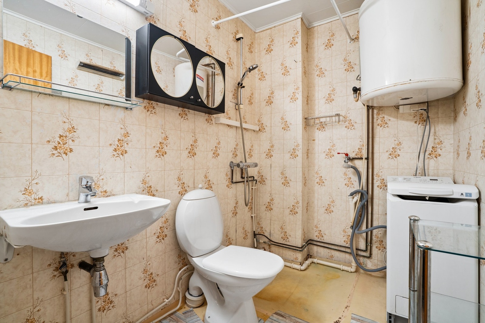Badet har toalett, dusjløsning, opplegg for vaskemaskin og montert varmtvannstank på 120 liter. Galleribilde