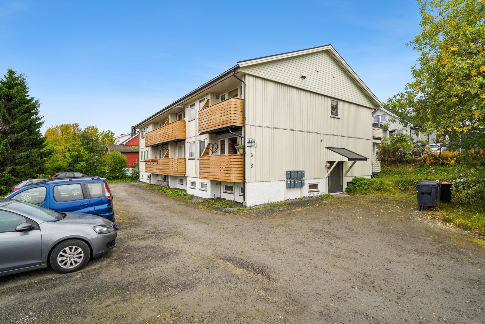 Sameiet består av ti boligseksjoner med opparbeidet parkeringsareal på felles tomt. Galleribilde