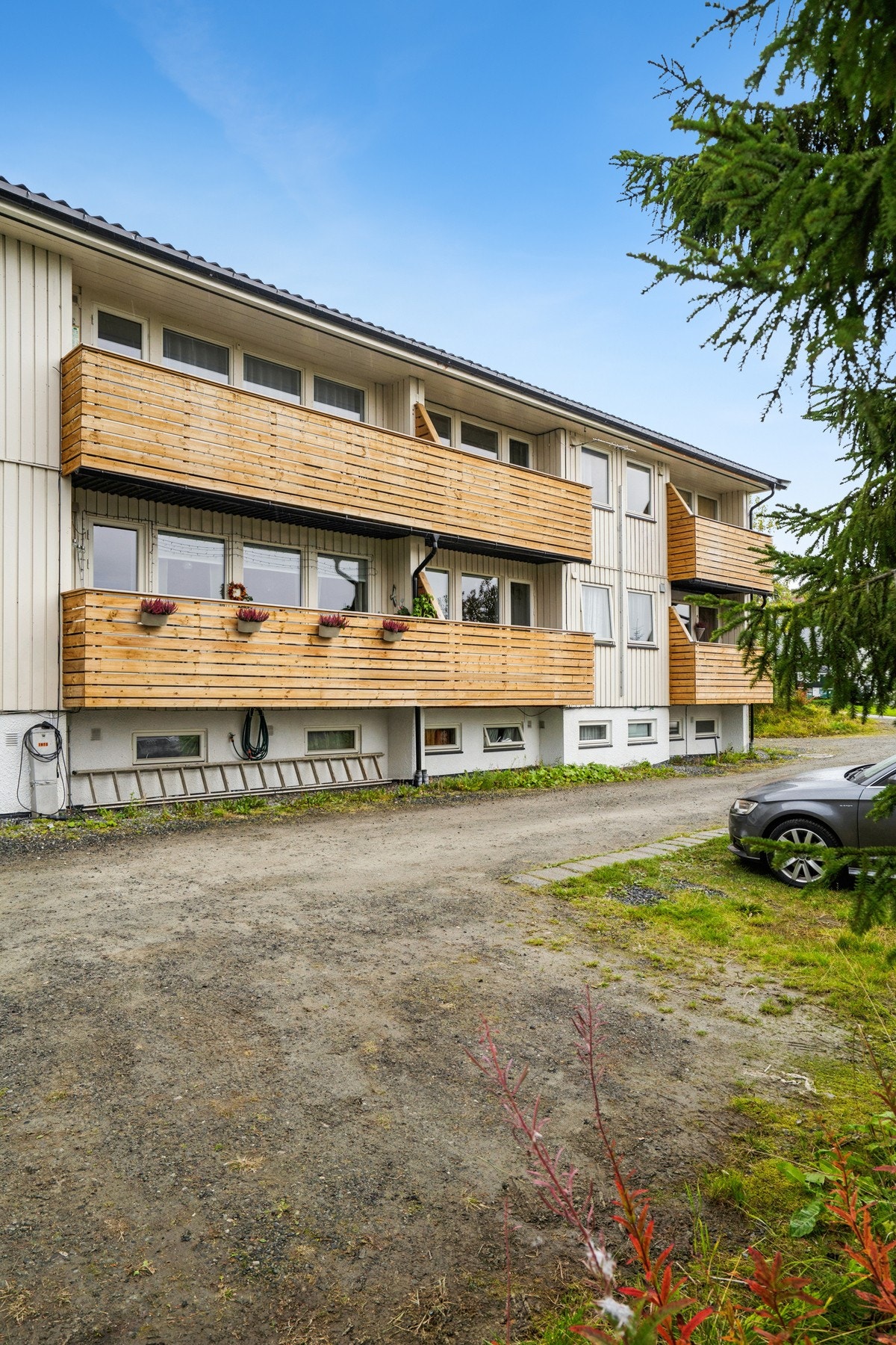 Fra eiendommen er det kort vei til bussholdeplass med hyppige avganger. Galleribilde