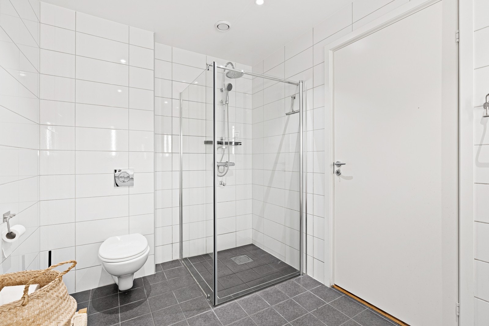 Badet er utstyrt med innredning m/ heldekkende servant, høyskap, veggmontert toalett og dusjhjørne. Galleribilde