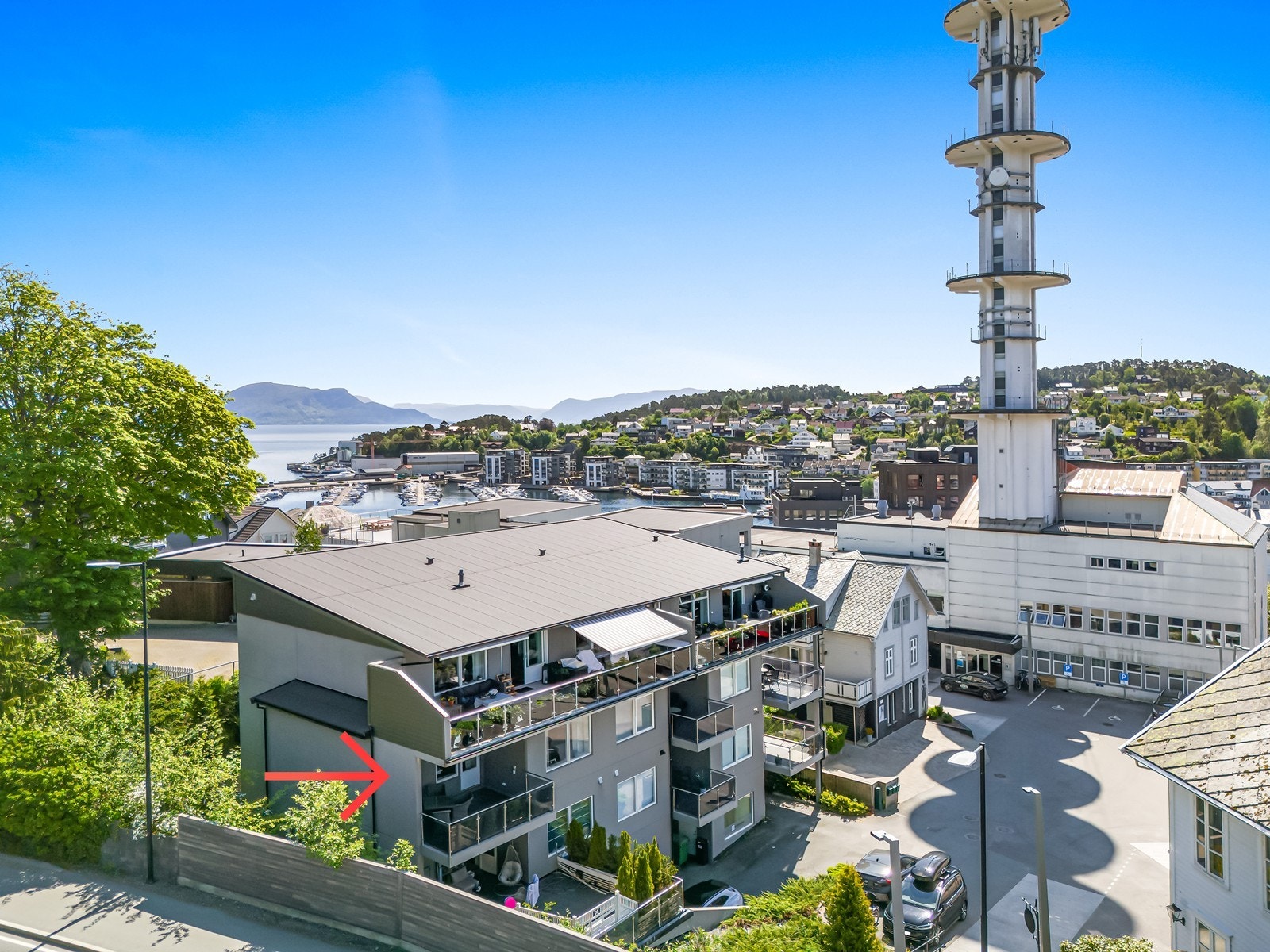 Leiligheten har en attraktiv og sentral beliggenhet i Leirvik. Galleribilde