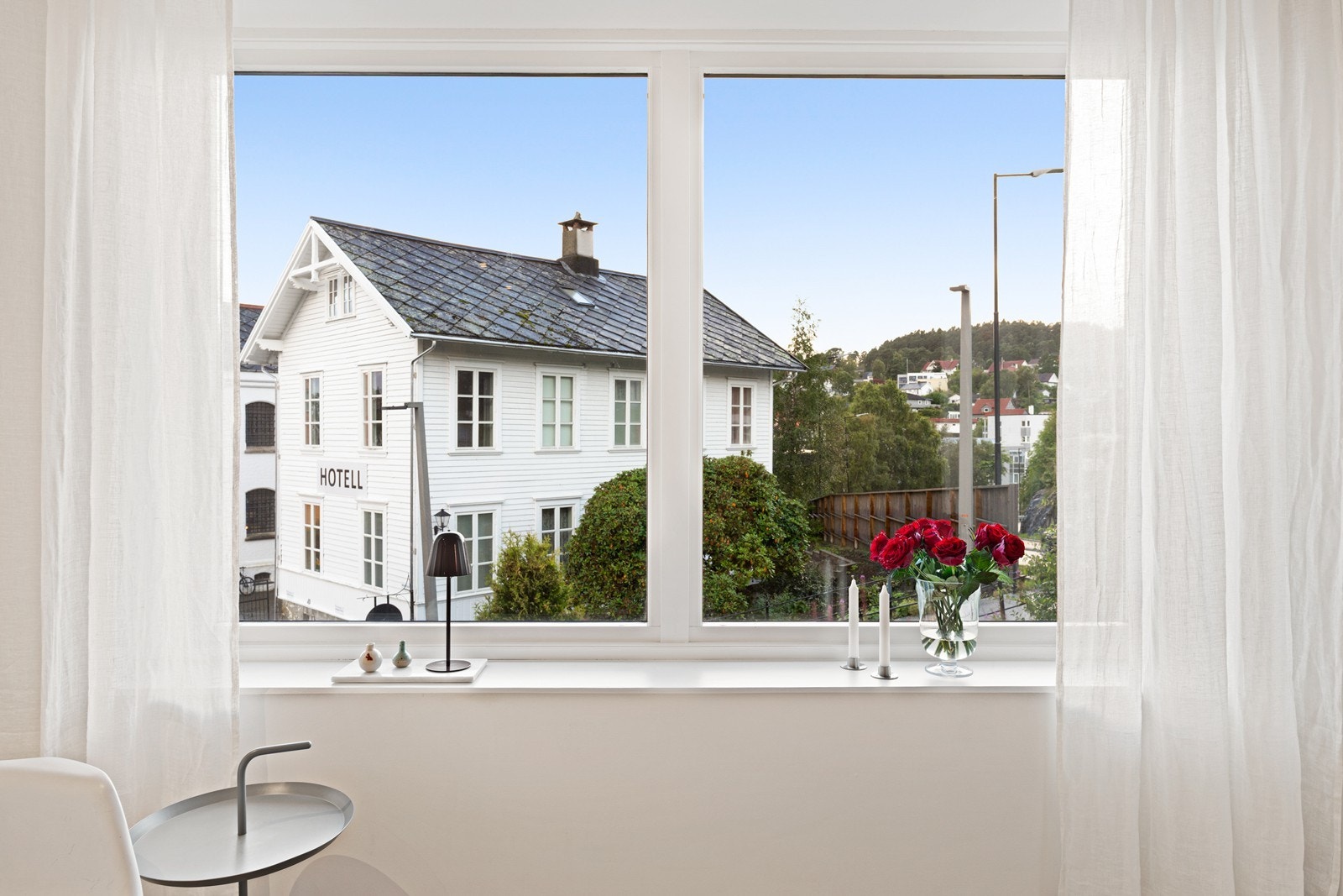 Gode vindusflater slipper inn rikelig med naturlig lys. Galleribilde