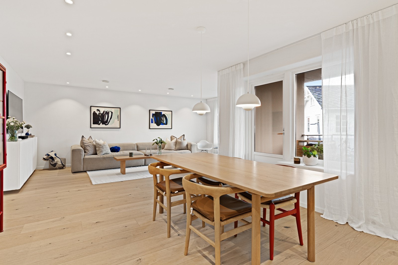 Gulvet er av typen Saga Hardwood wide med Flexwatt varmefolie under. Downlights i himling gir behagelig belysning. Galleribilde