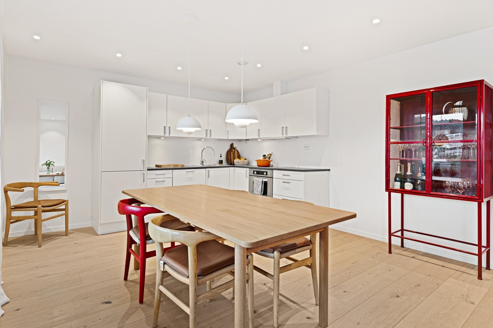 Det er god plass til stort spisebord i tilknytning til kjøkkenet. Galleribilde