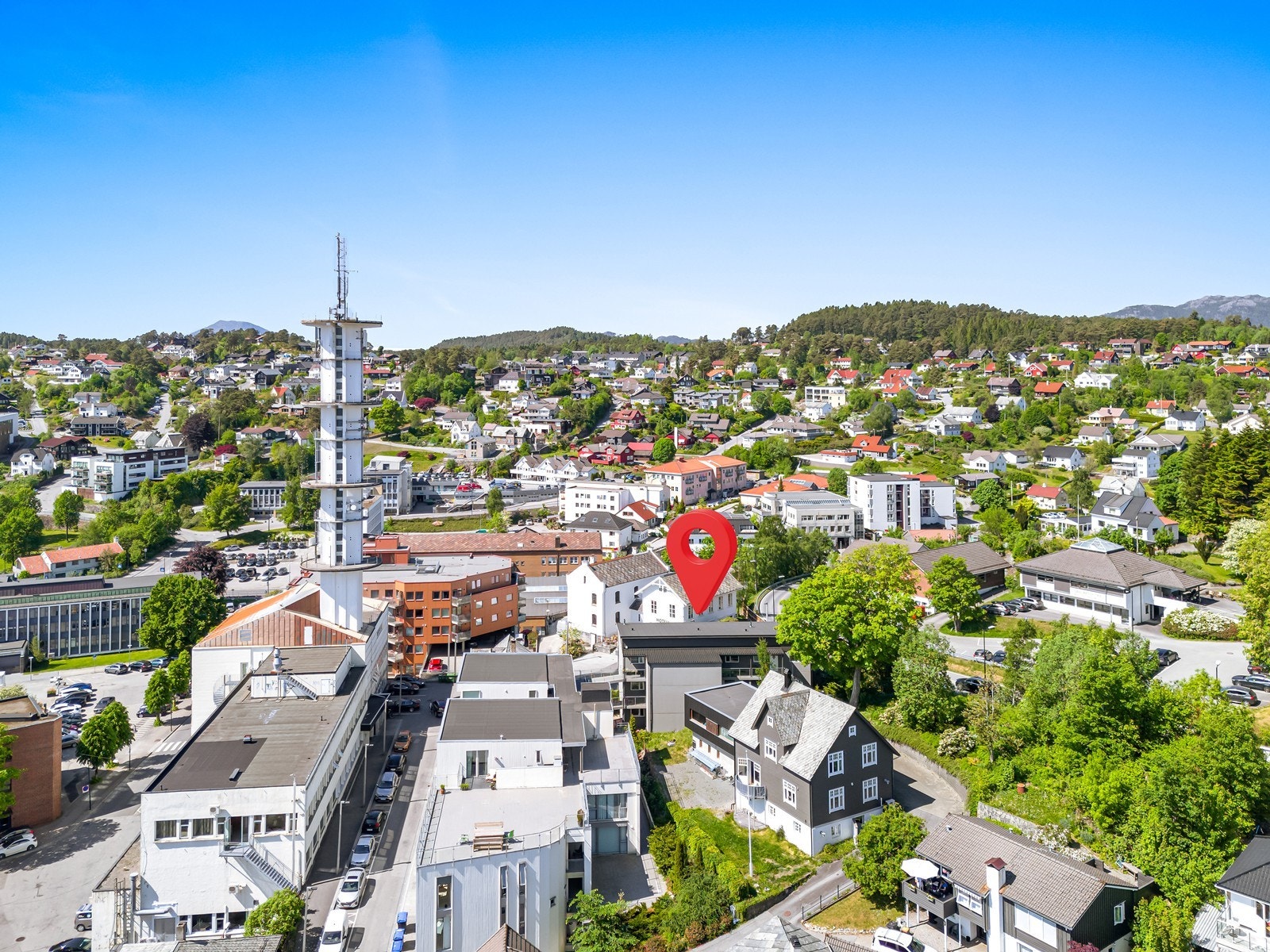 Her bor du med kort avstand til et bredt utvalg av servicetilbud, dagligvarebutikker, kaféer, restauranter og øvrige fasiliteter som gjør hverdagen enkel og komfortabel. Galleribilde