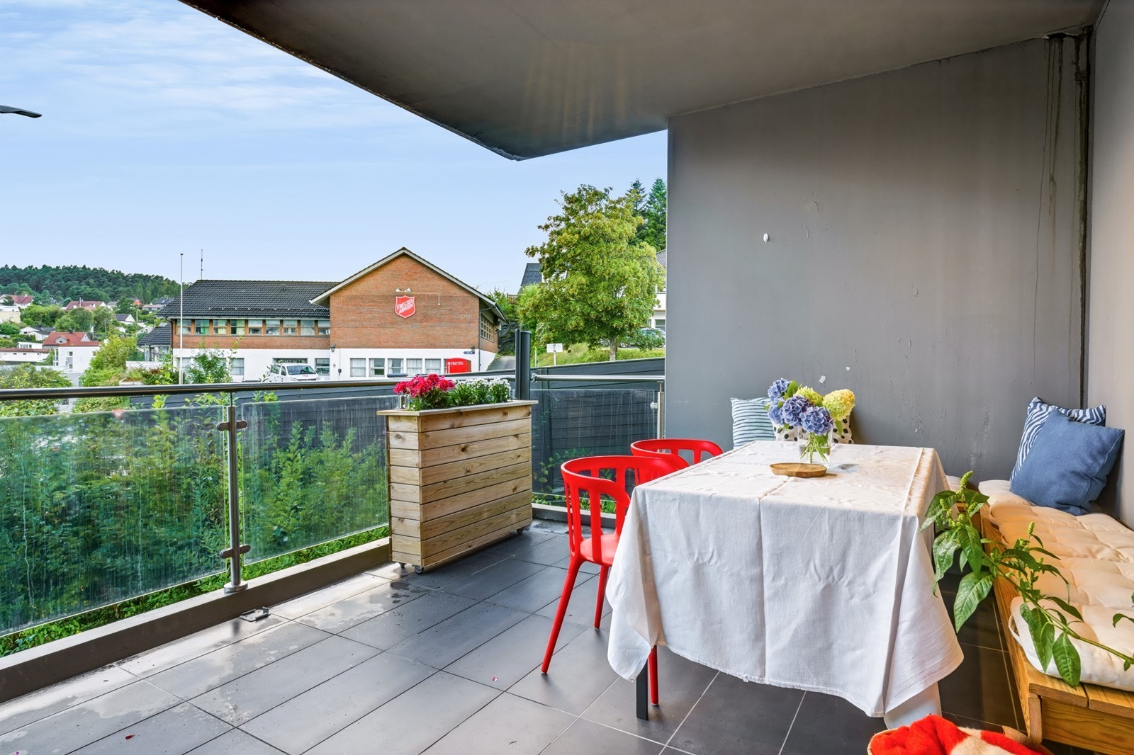 Fra stue er det utgang til en koselig overbygd terrasse med flislagt dekke og glassrekkverk. Galleribilde