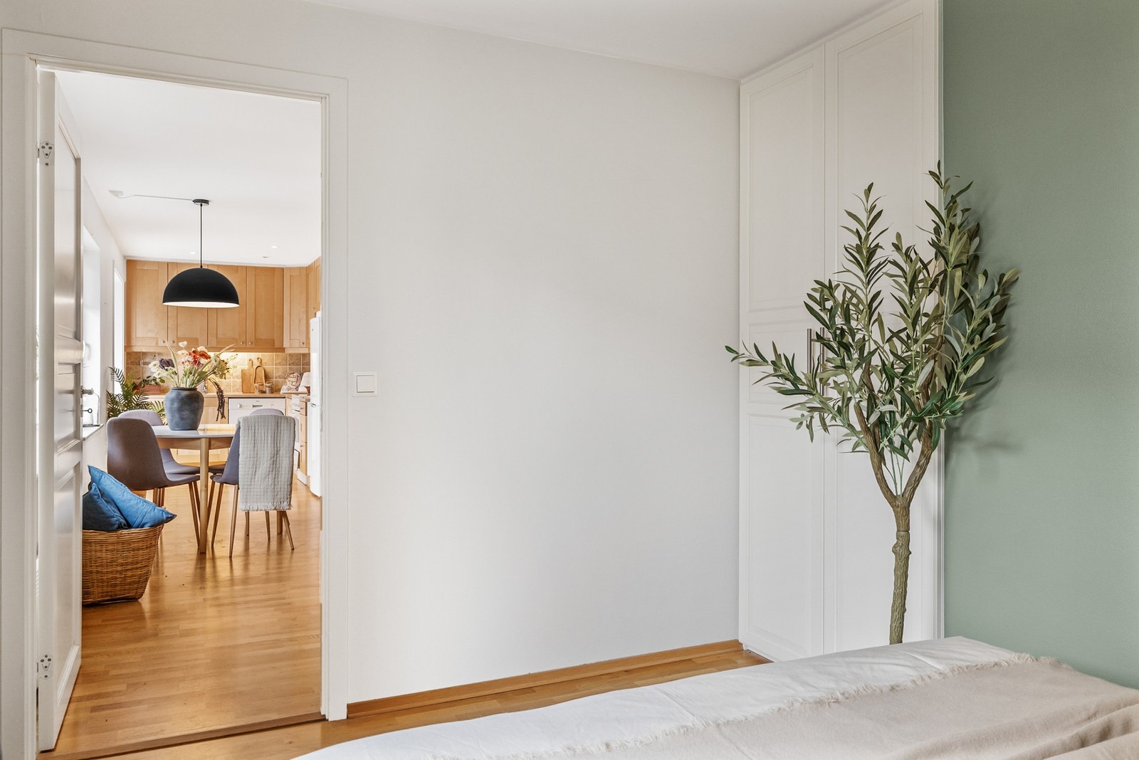Soverom mot stue Galleribilde