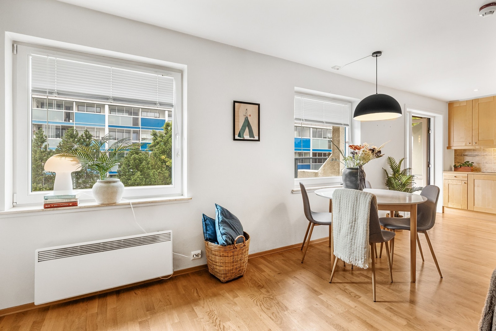 Parketten står fint til de lyse veggene og gir rommet et helhetlig preg Galleribilde