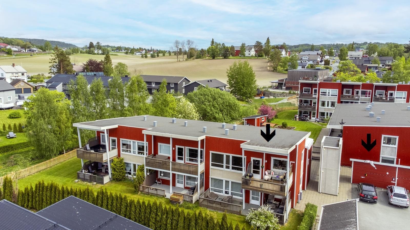 Leiligheten og medfølgende parkeringsplass markert med piler. Galleribilde