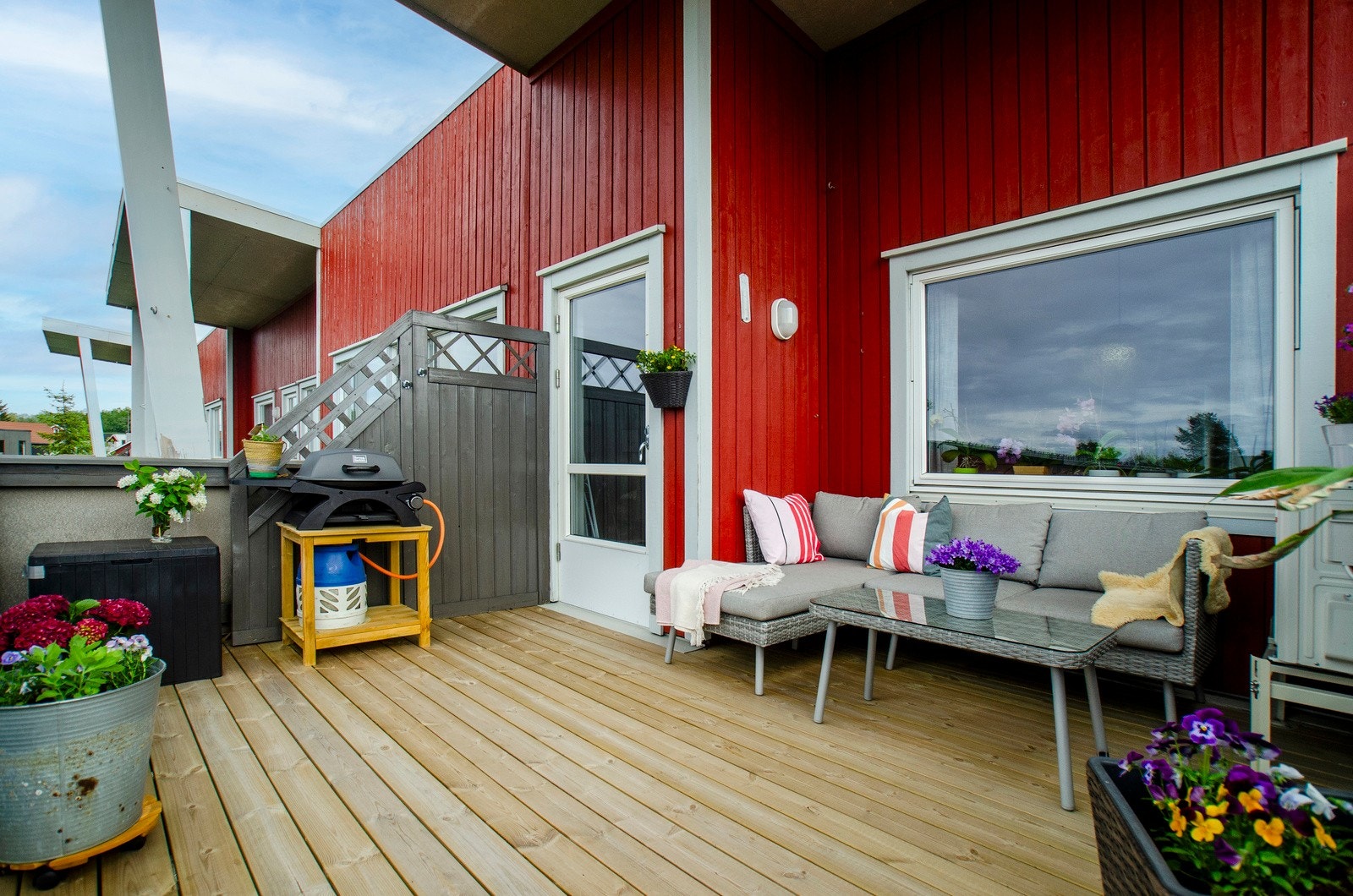 Stor balkong med tak over store deler. Galleribilde