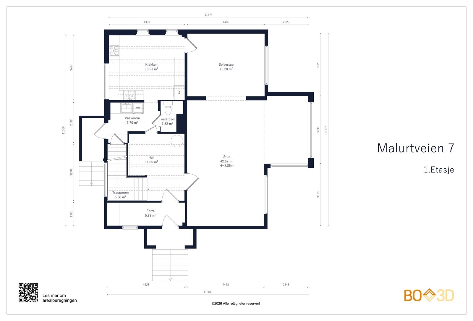 Første etasje har en klassisk planløsning med hall, stue, spisestue, romslig kjøkken, entré, vaskerom og toalett. Galleribilde