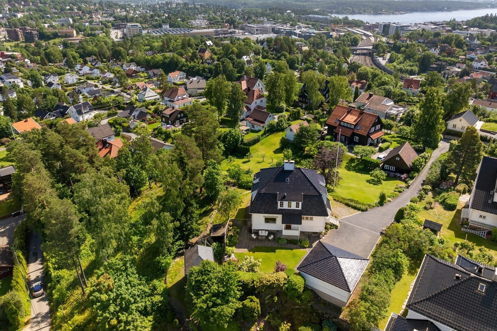 Eiendommen byr på utsikt, en vakkert opparbeidet hage og naturhage med betydelig utviklingspotensial. Galleribilde