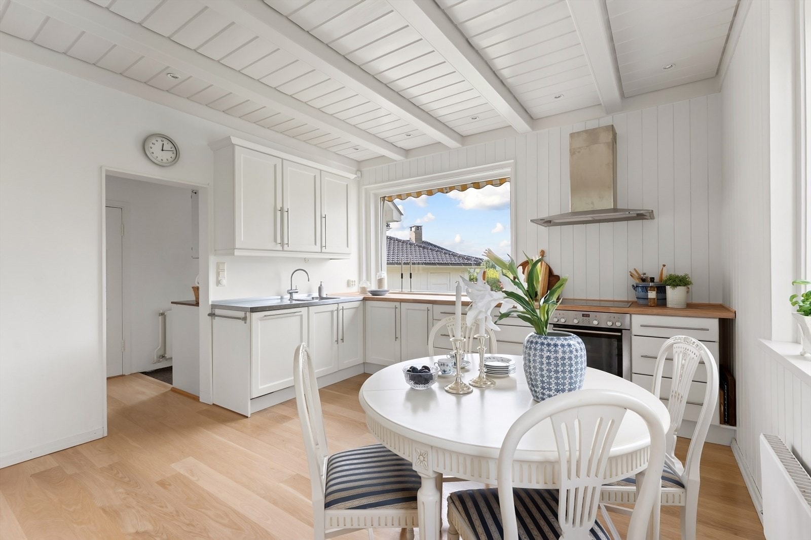 Kjøkkenventilator i stålhette med avtrekk direkte til yttervegg. Galleribilde
