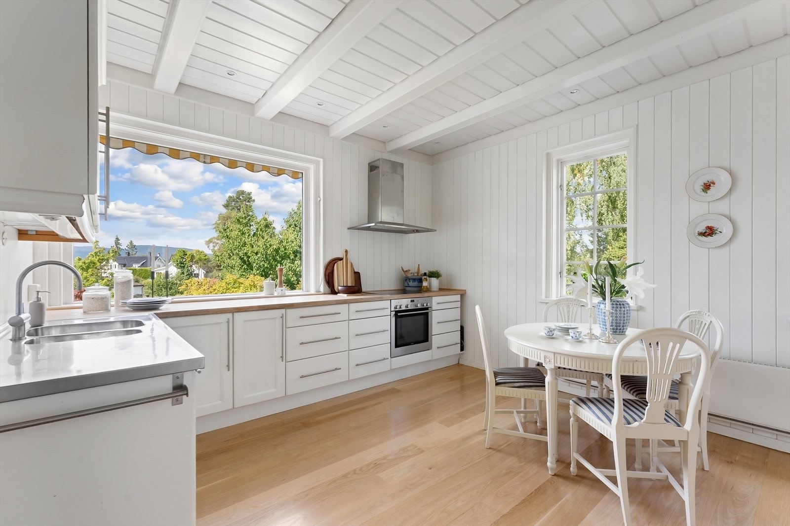 Stort spisekjøkken med innredning fra 2003 og plass til spisebord. Fra vinduet ser man mot Kolsåstoppen. Galleribilde