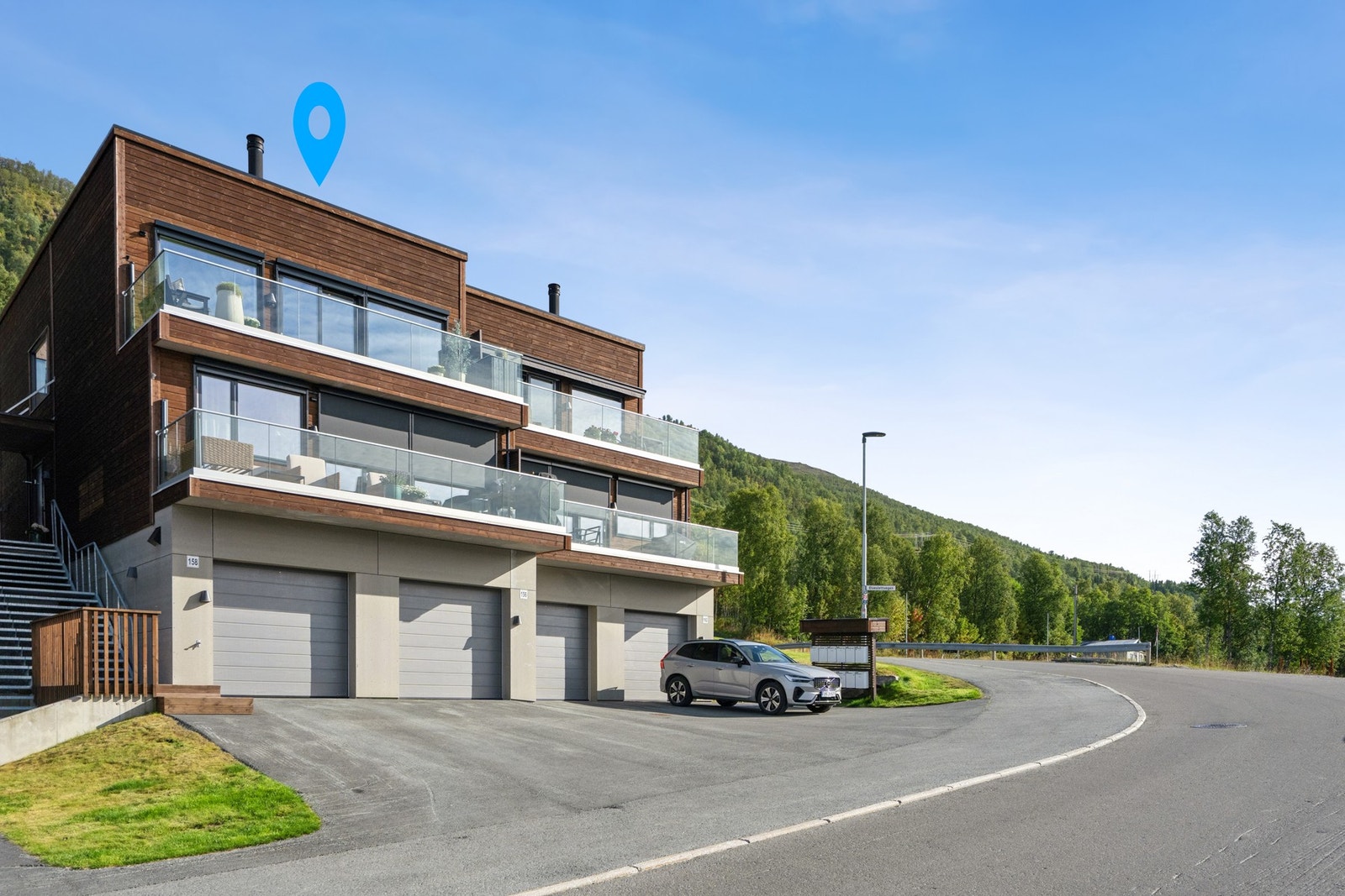 Lys og romslig leilighet over to plan i toppetasjen, beliggende på en attraktiv hjørnetomt. Galleribilde
