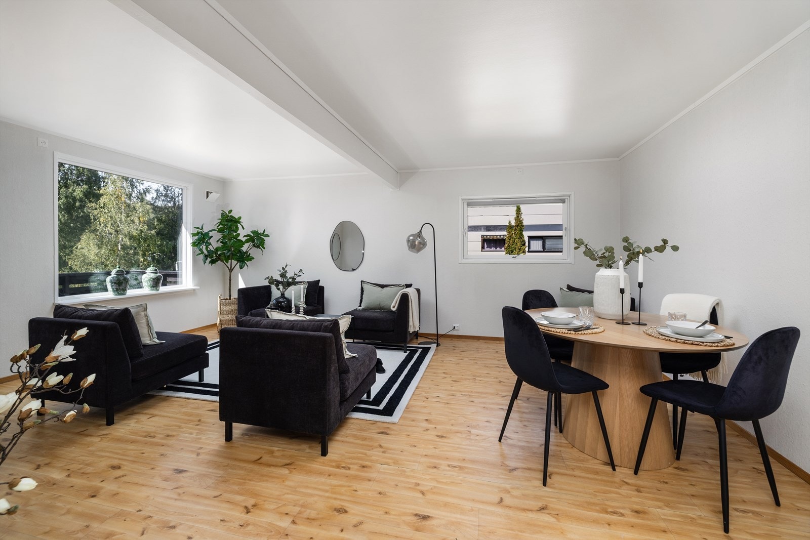 Stuen har en åpen utforming med vindusflater mot flere sider. Galleribilde