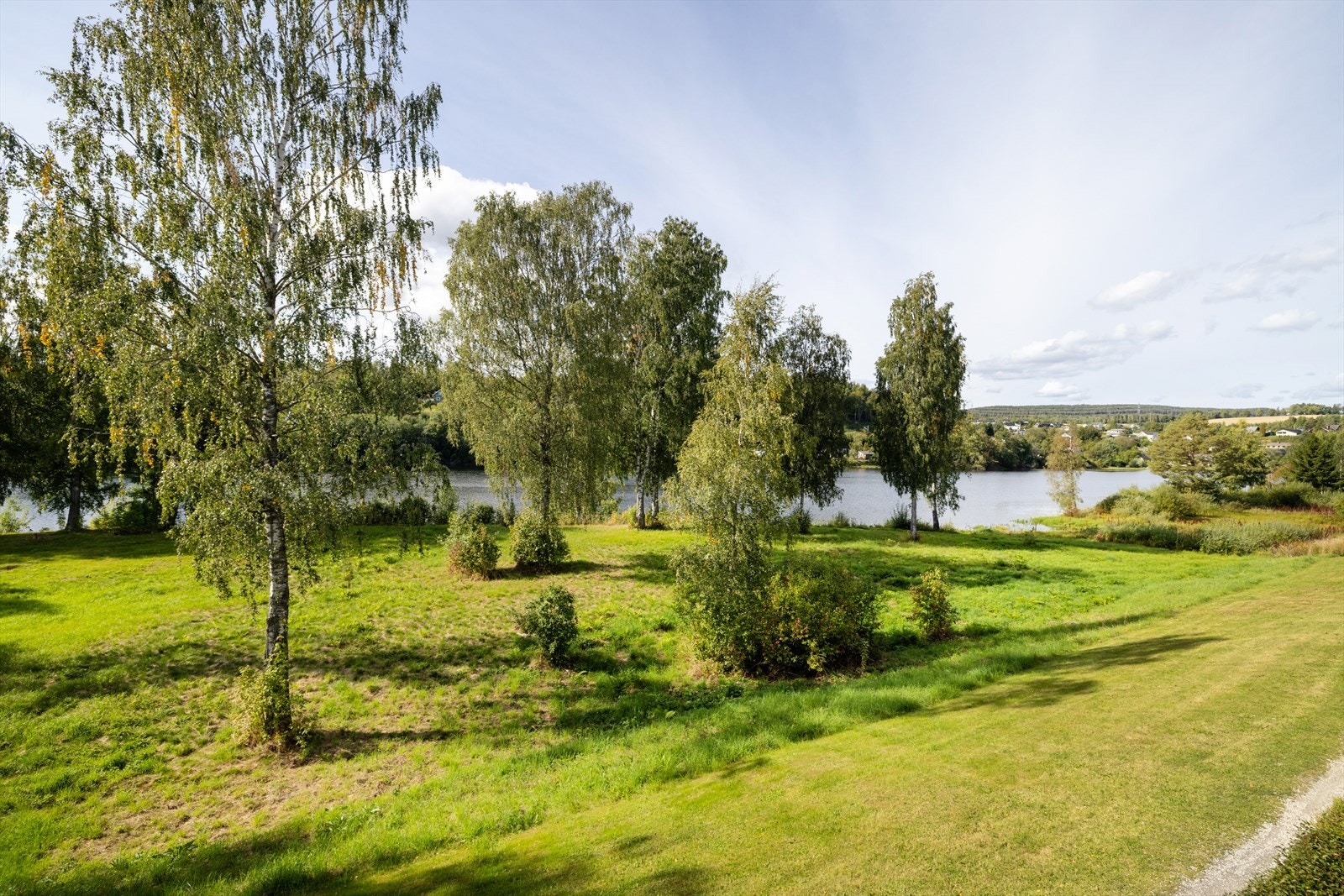 Åpne grøntarealer og naturskjønne omgivelser like ved boligen. Galleribilde