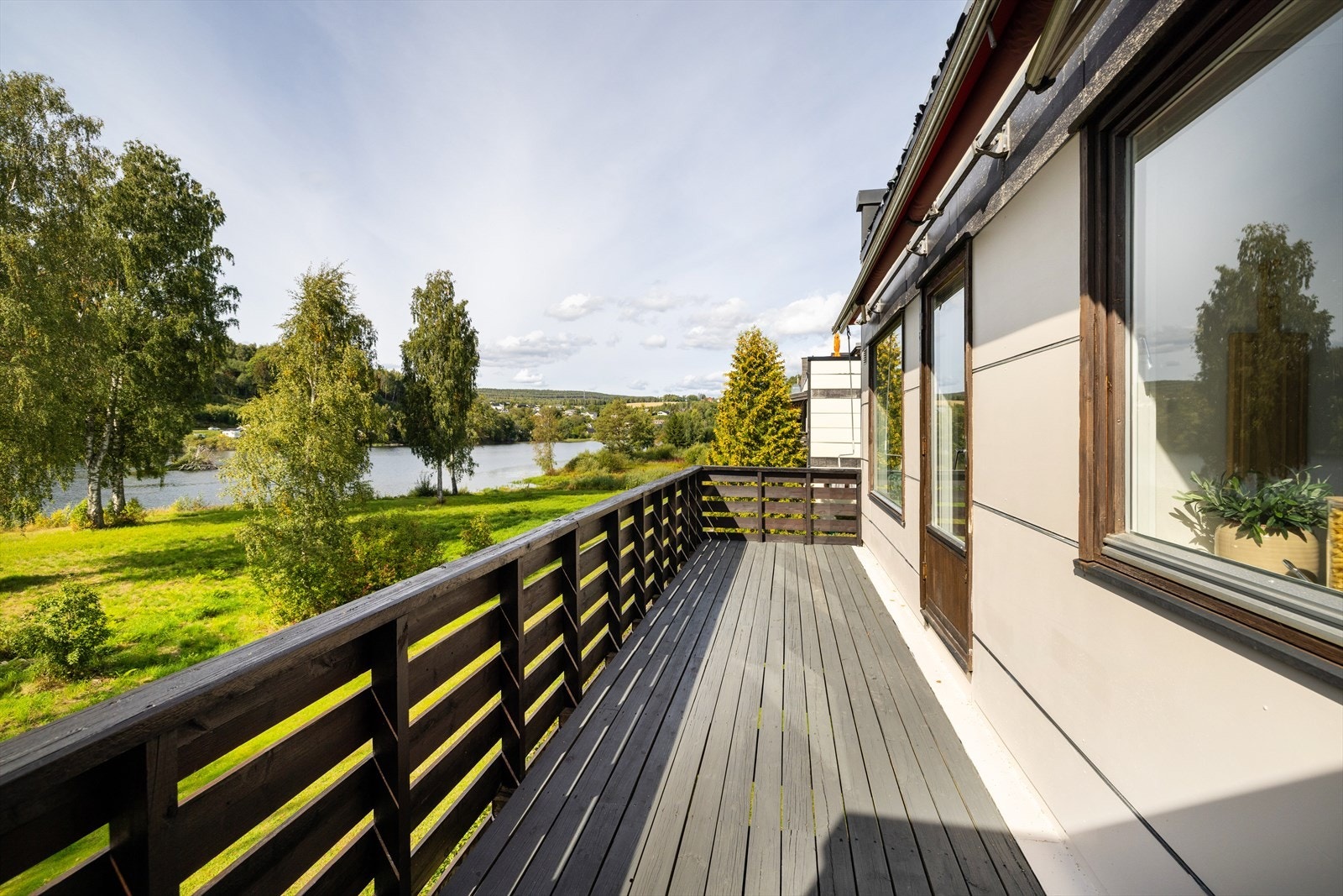 Terrasseleilighet over to plan med sørvestvendt terrasse og utsikt mot elva. Galleribilde