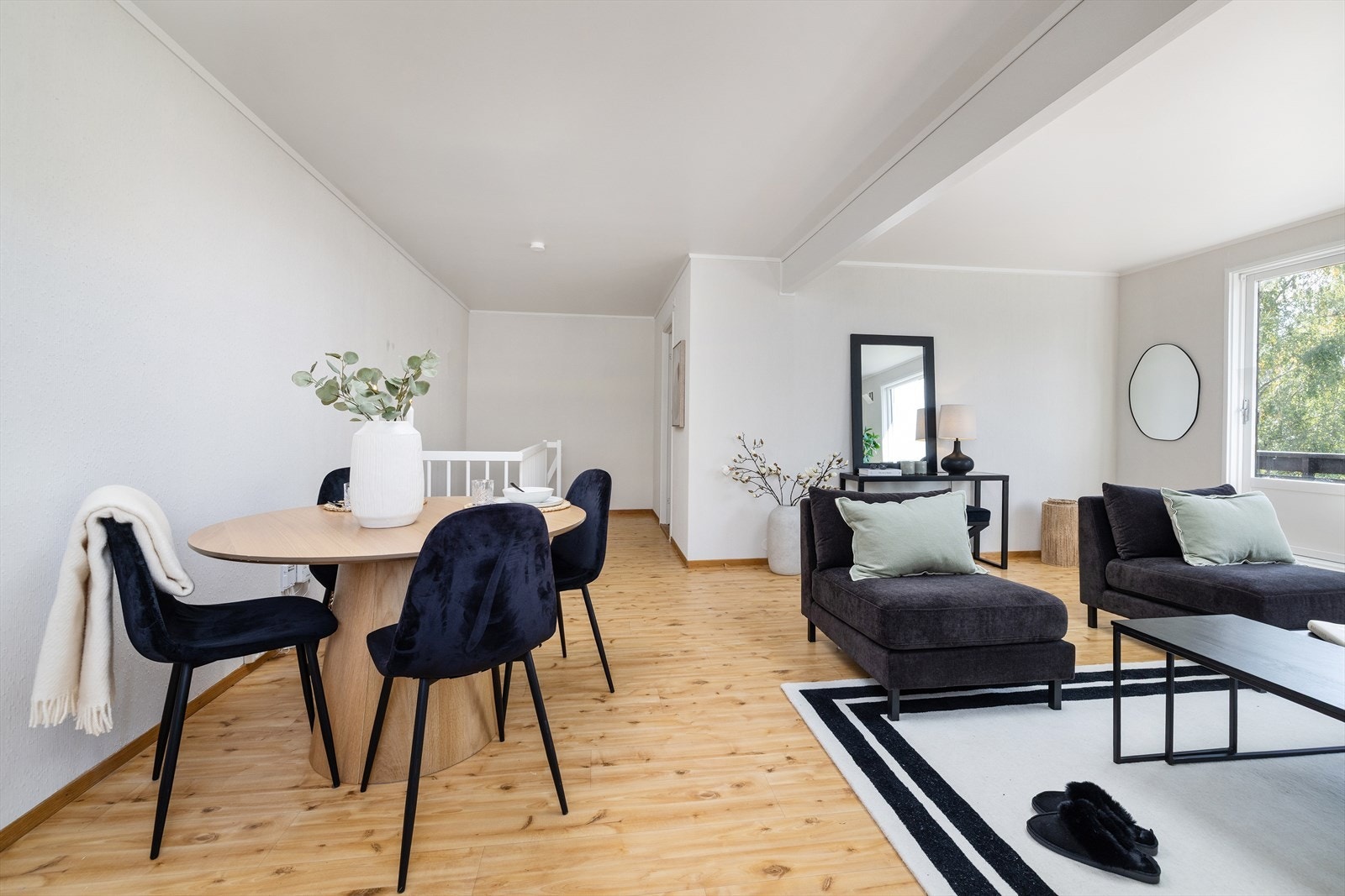 Spiseplassen er plassert i tilknytning til trappeoppgangen og kjøkkenet. Galleribilde
