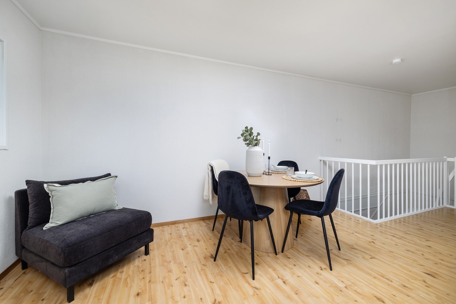 God plass til spisebord i stuen for sosiale måltider. Galleribilde