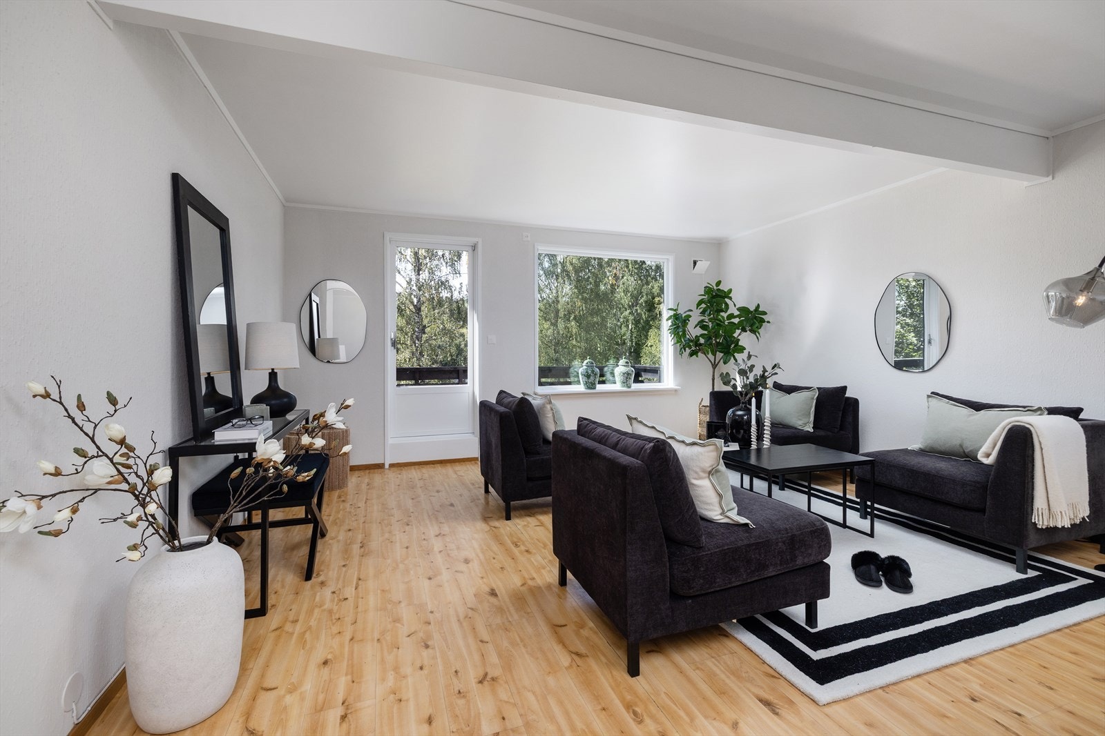 Fra stuen er det direkte utgang til den sørvestvendte terrassen. Galleribilde