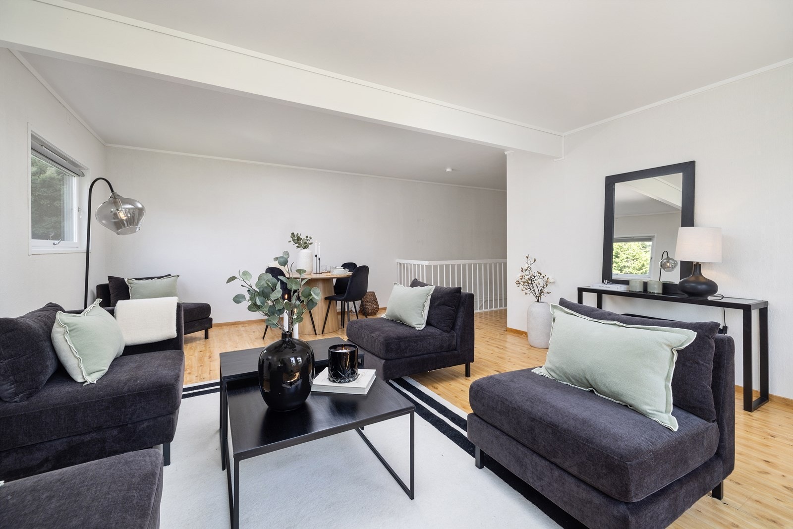 Romslig oppholdsrom med god plass til flere sittegrupper. Galleribilde