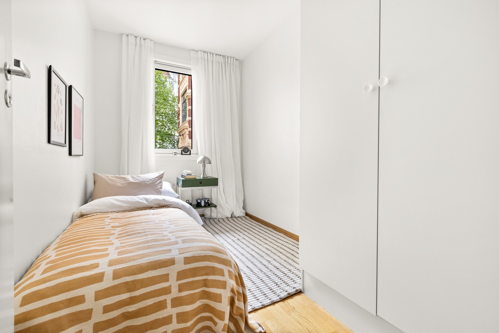 Begge soverommene vender mot en rolig og hyggelig bakgård. Galleribilde