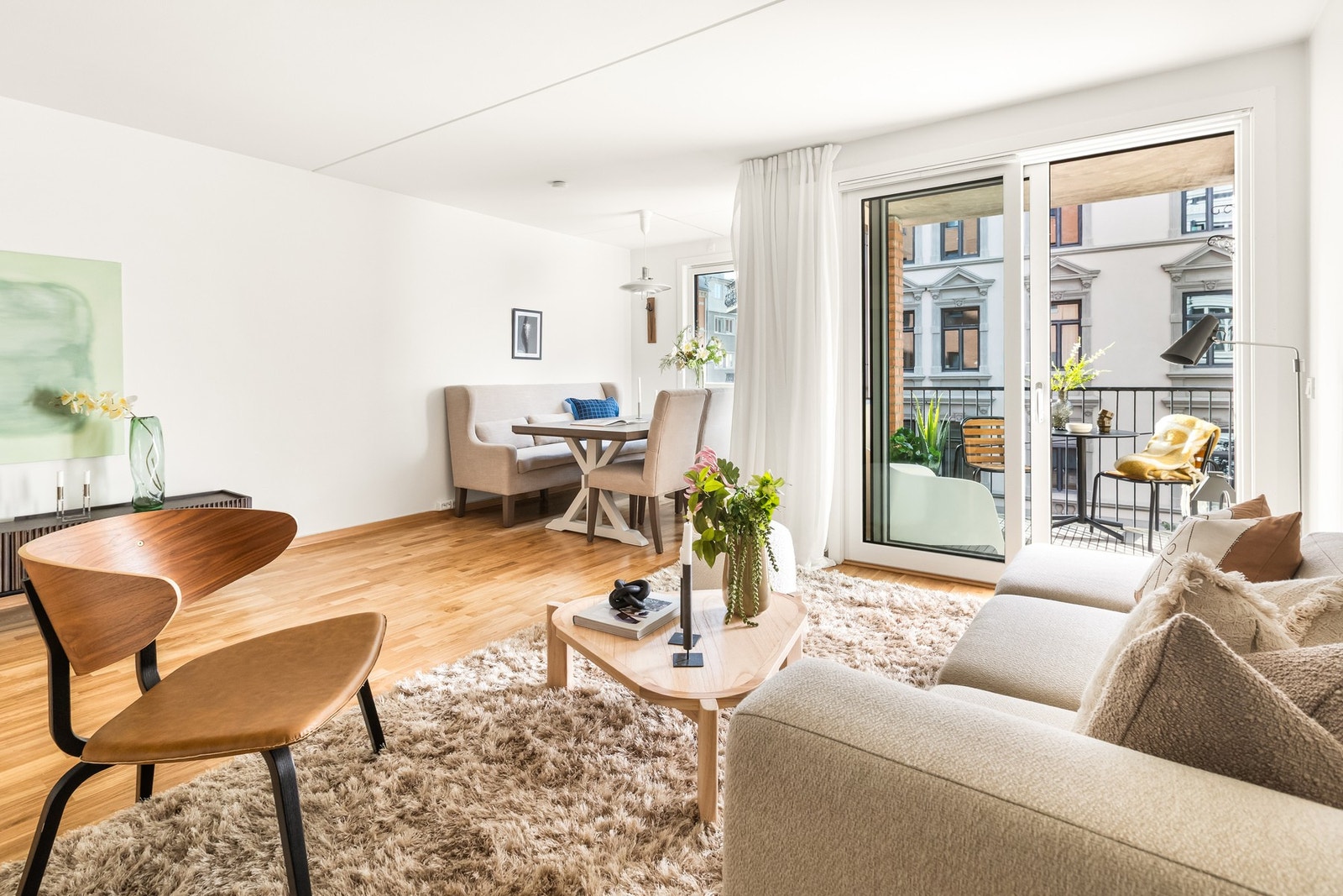 Fra stuen er det utgang til en lun og skjermet balkong på 5 kvm. Galleribilde