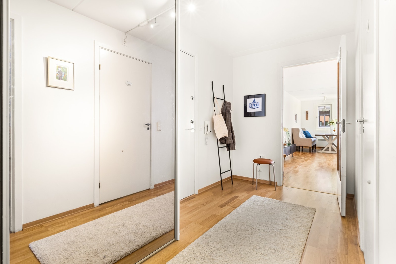 Leiligheten har en praktisk entré med god plass til garderobeløsning og oppbevaring. Galleribilde
