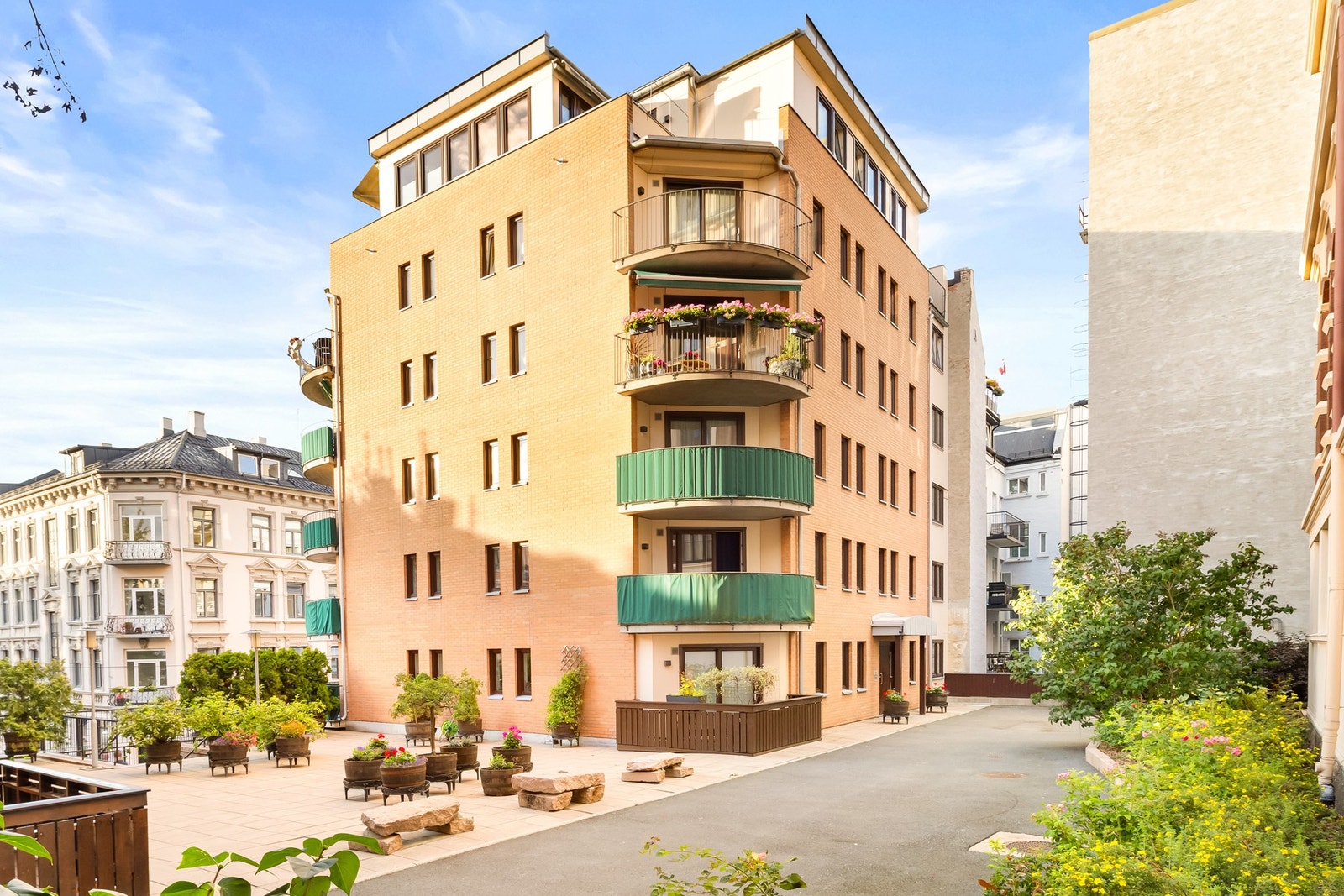 Fasade mot rolig og skjermet bakgård. Galleribilde