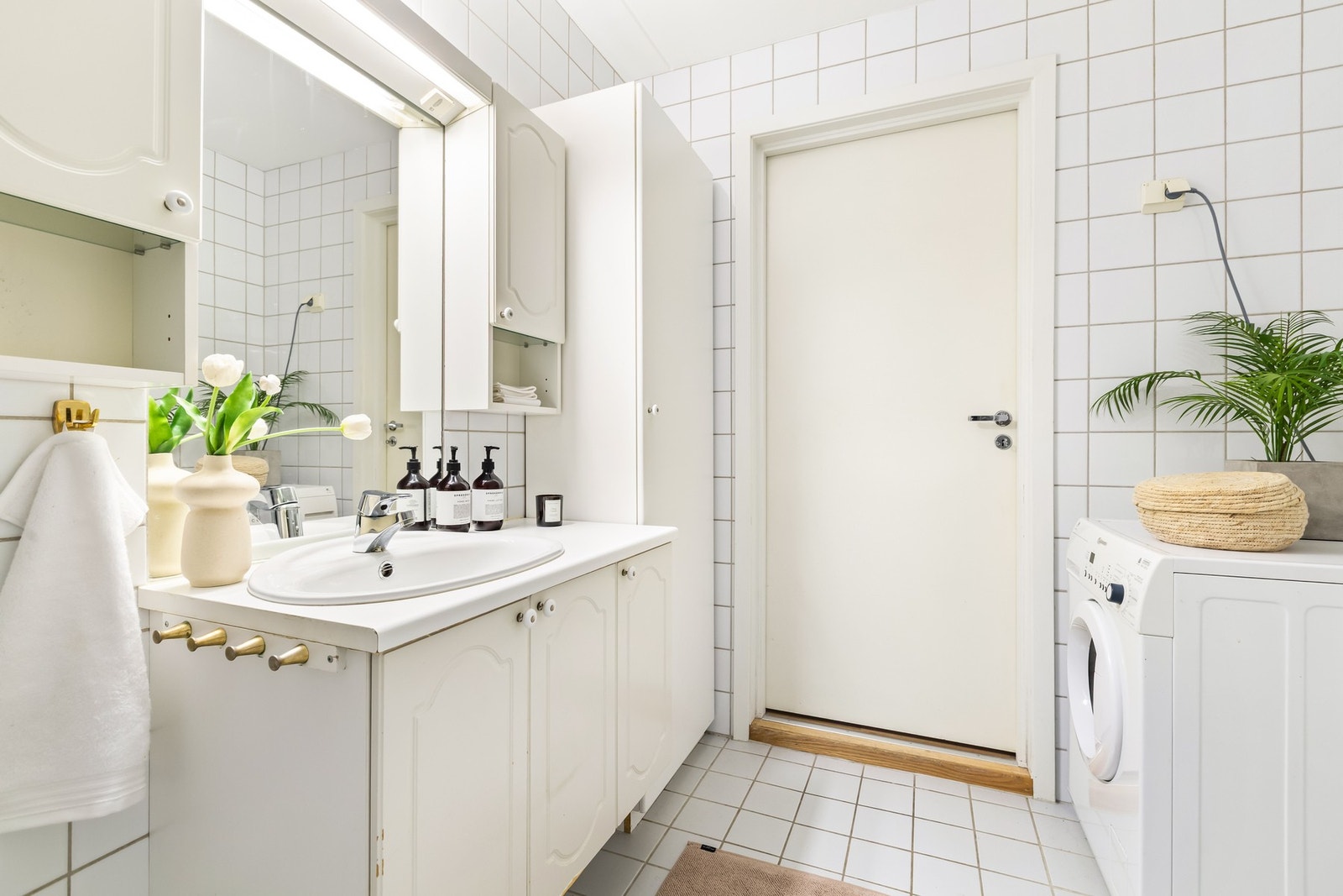 Det er også opplegg for vaskemaskin. Badet fremstår velholdt og tidløst, med en praktisk planløsning og god plass. Galleribilde