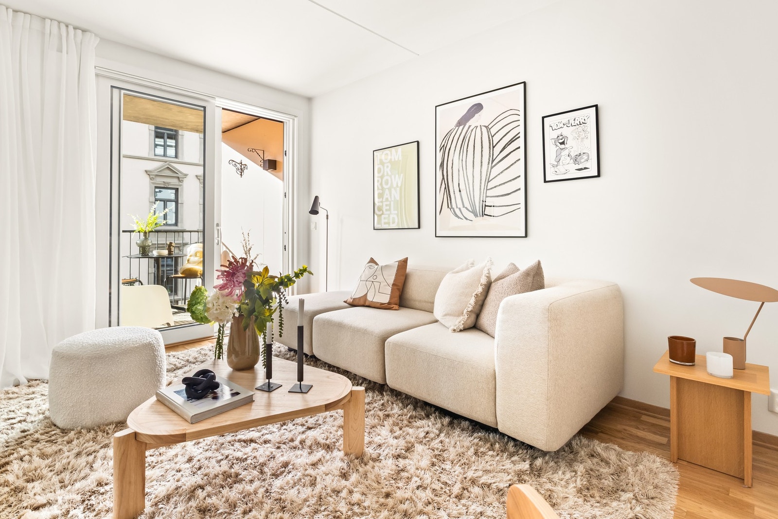 Stuedelen kan enkelt deles inn i ulike soner, med plass til både en komfortabel sofagruppe og et hyggelig spisebord. Galleribilde