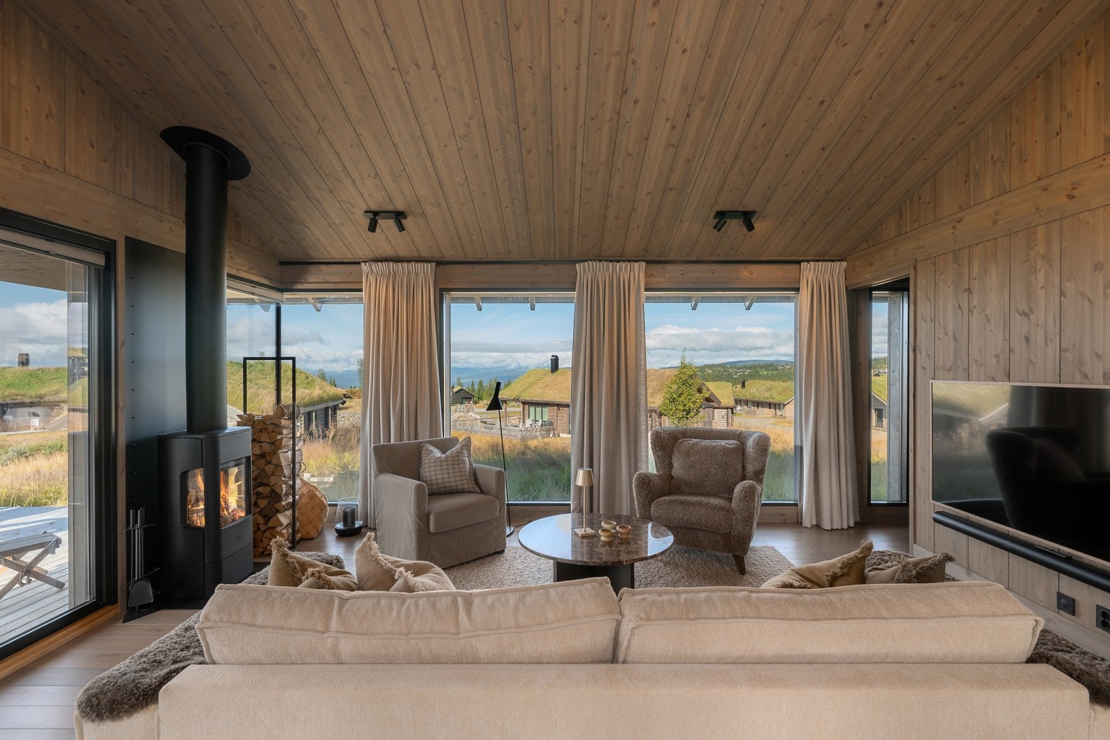 Store vindusflater slipper inn rikelig med dagslys og trekker fjellandskapet inn i rommet. Galleribilde