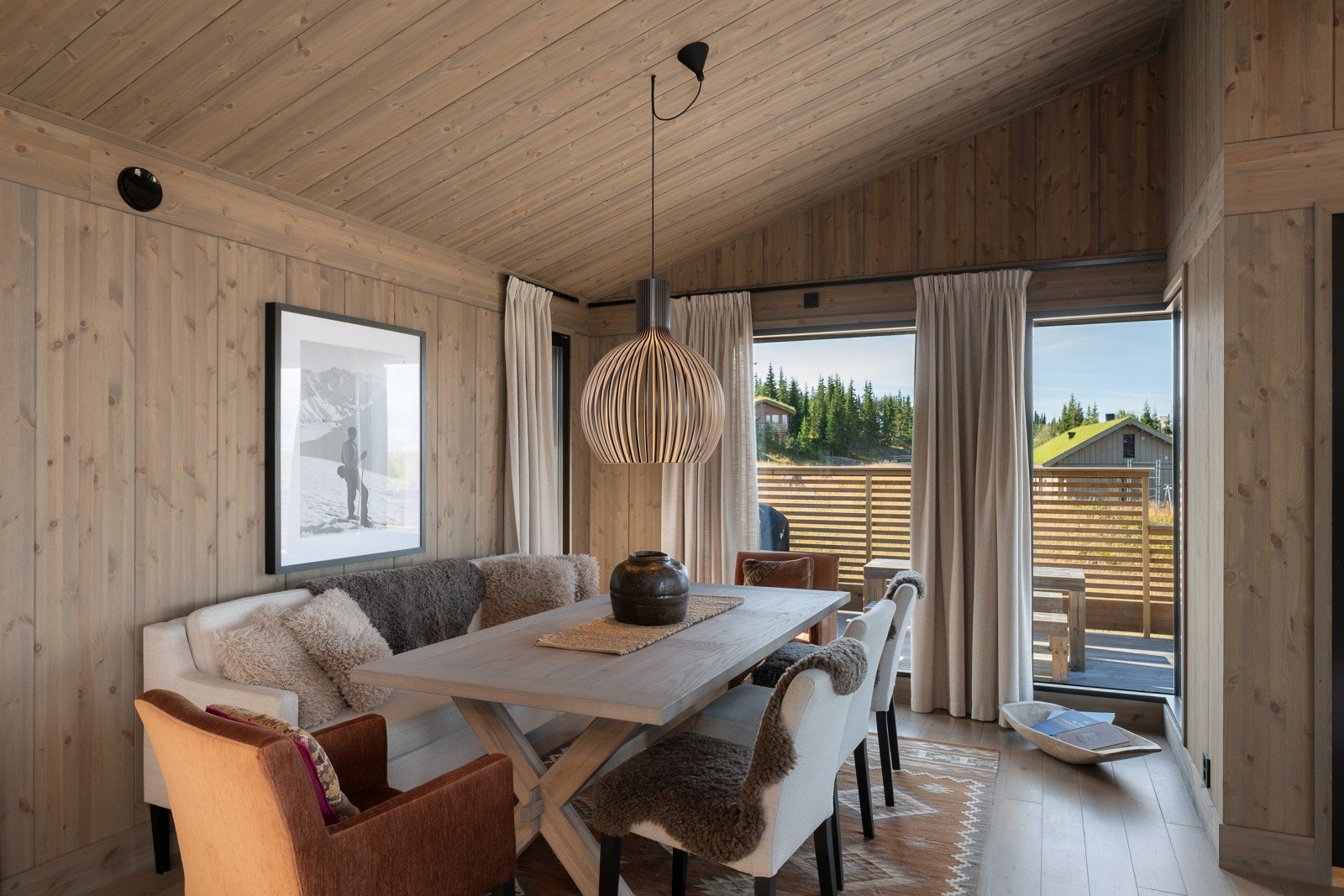 Spiseavdelingen ligger lyst til ved vinduet med utsyn mot omkringliggende natur. Galleribilde
